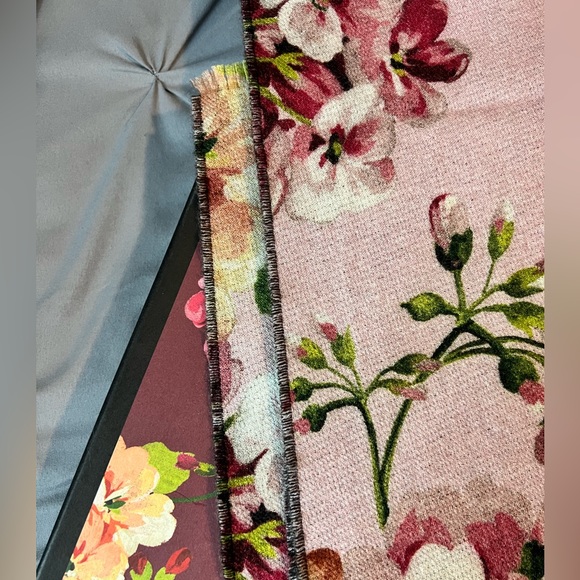 LGucci Reversible Scarf - Picture 3 of 5